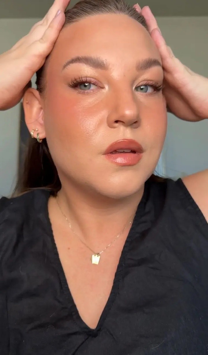 Mặc dù thường gây ra những cơn đau đầu khi làm kiểu tóc này, nhưng Heyn cho rằng những cơn đau nhẹ đó đáng giá so với cảm giác tự tin và quyến rũ.