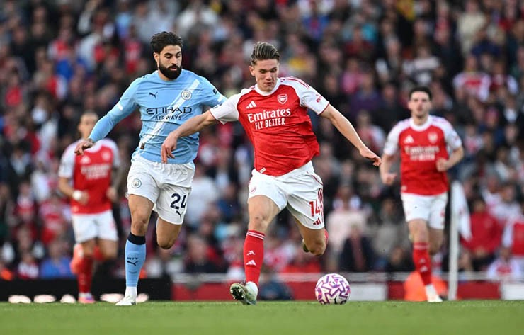 Arsenal thua Man City nhưng cơ hội còn nguyên