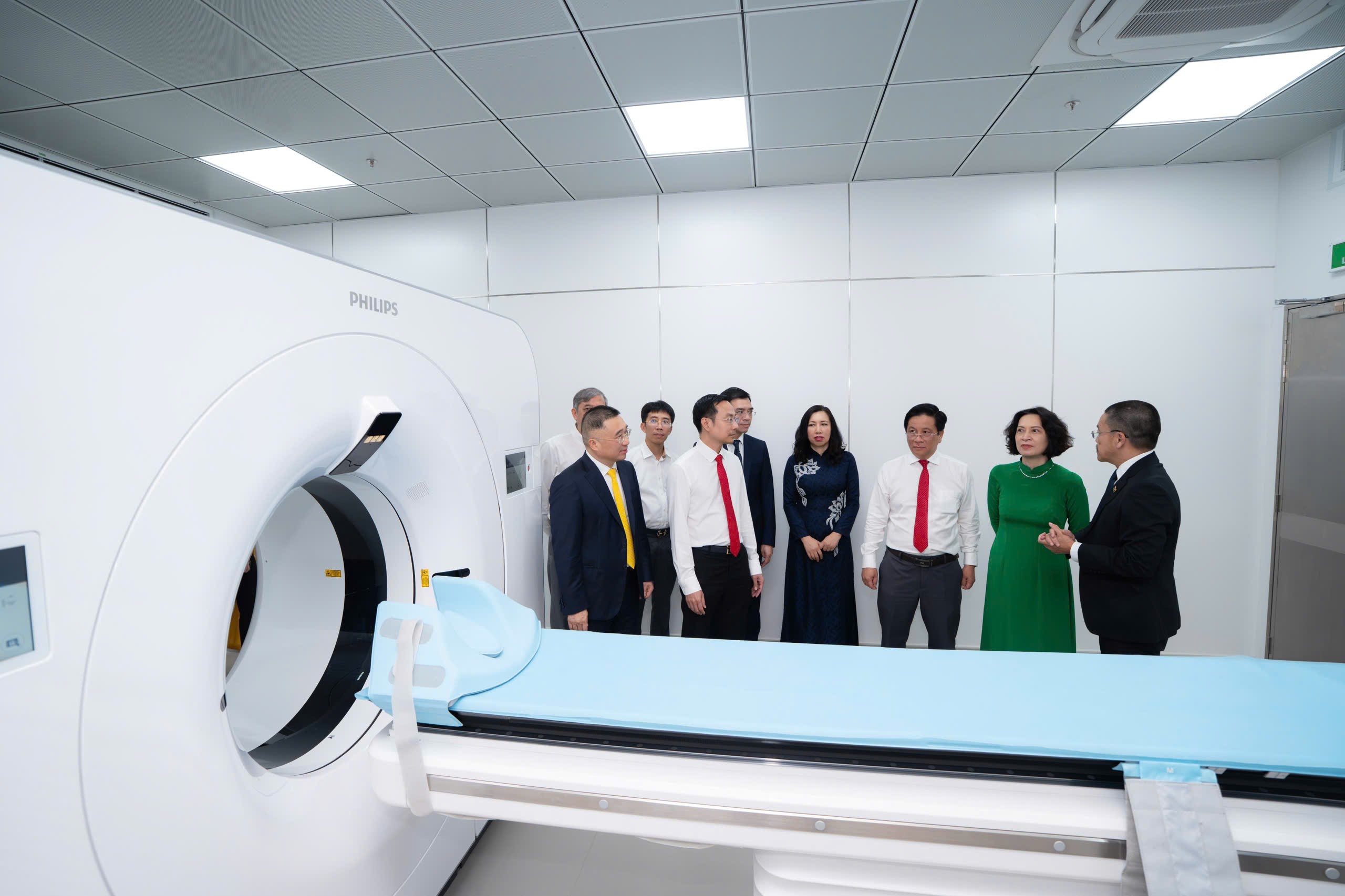 Lãnh đạo các bộ ban ngành Trung ương và sở ban ngành địa phương tỉnh An Giang tham quan cơ sở vật chất bệnh viện. Ảnh: Sun Group. Ảnh: Sun Group