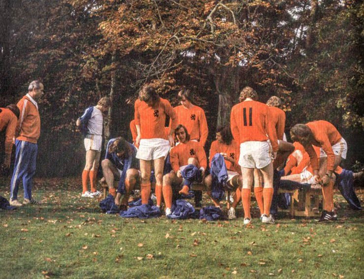 Tuyển Hà Lan vướng vào scandal lớn trước trận chung kết World Cup 1974