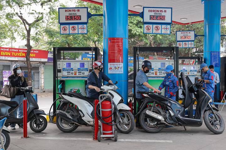 Giá xăng dầu trong nước đang ở mức thấp so với các nước có chung đường biên giới. (Ảnh: VTC New).