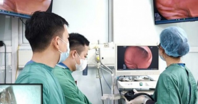 Người đàn ông cấp cứu sau bữa ngan luộc