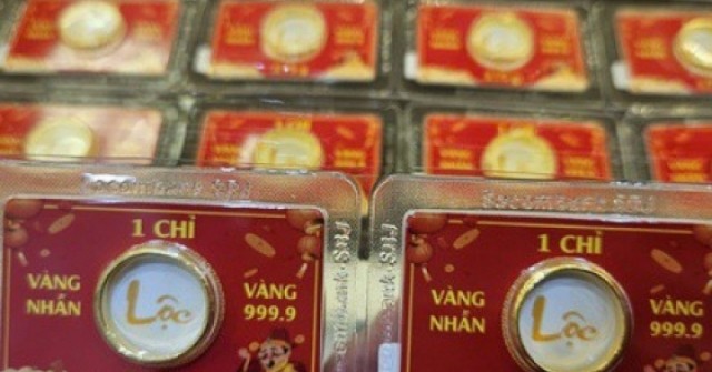 Giá vàng miếng SJC và vàng nhẫn tiếp tục lao dốc