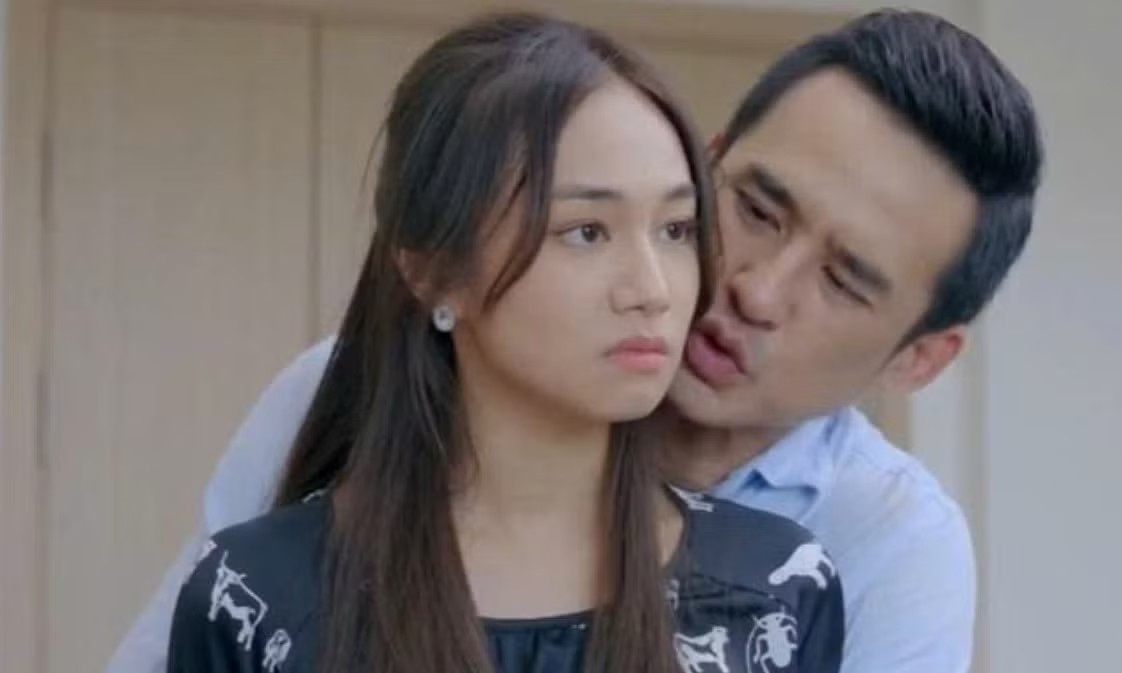 Nhiều tình tiết trong phim Bóng ma hạnh phúc tạo ra những cuộc thảo luận, tranh cãi dữ dội.