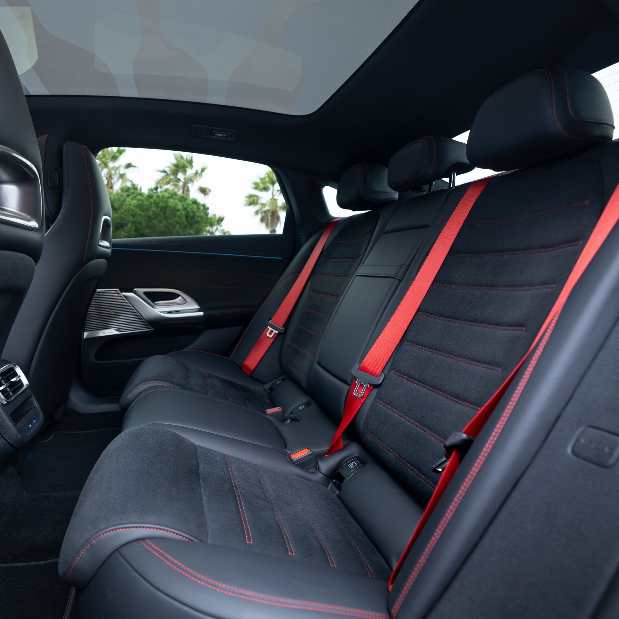 Đặc biệt, trần xe được trang trí bằng 162 ngôi sao nhỏ (Sky Control).