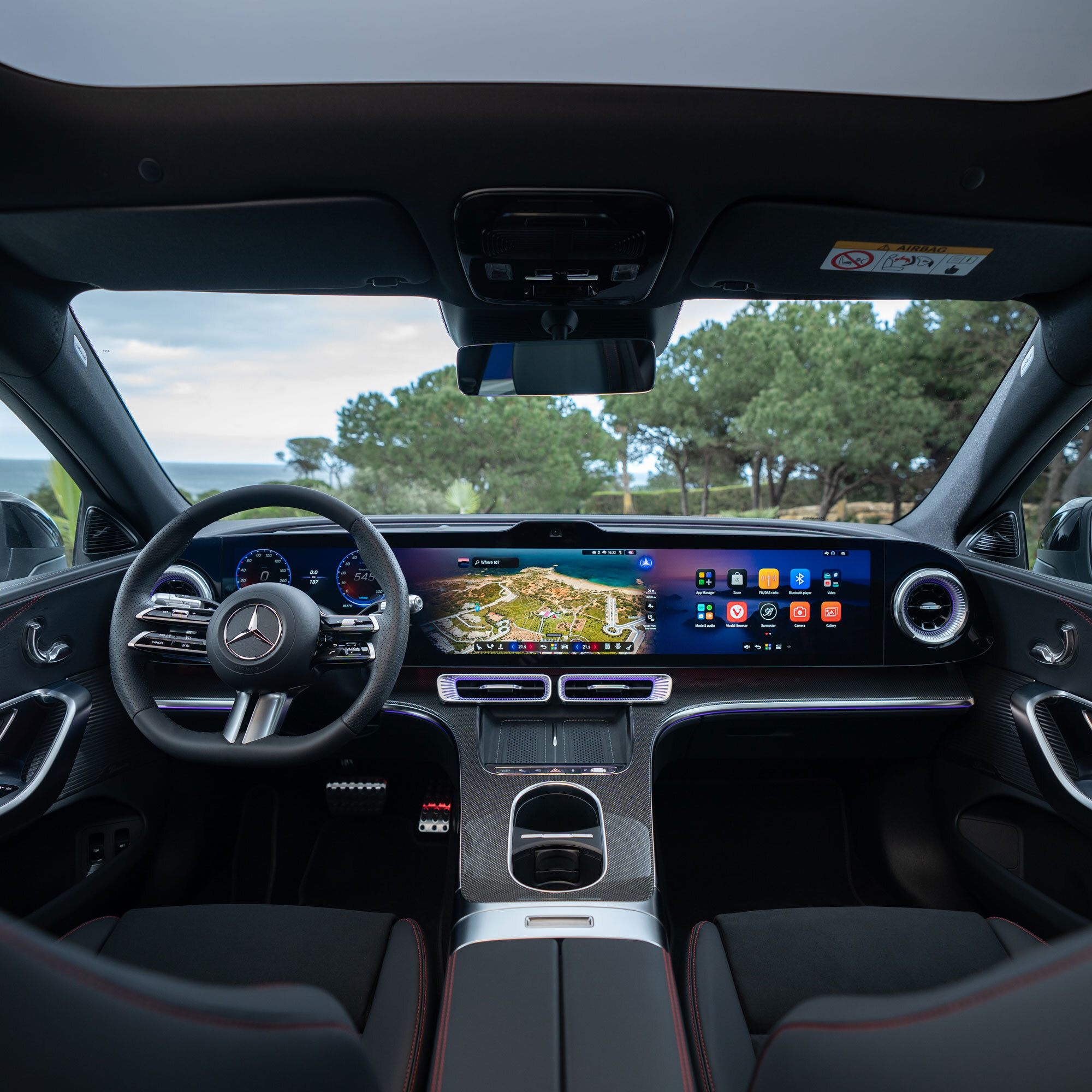 Bước vào bên trong, C-Class Electric thực sự là một "bữa tiệc" công nghệ.