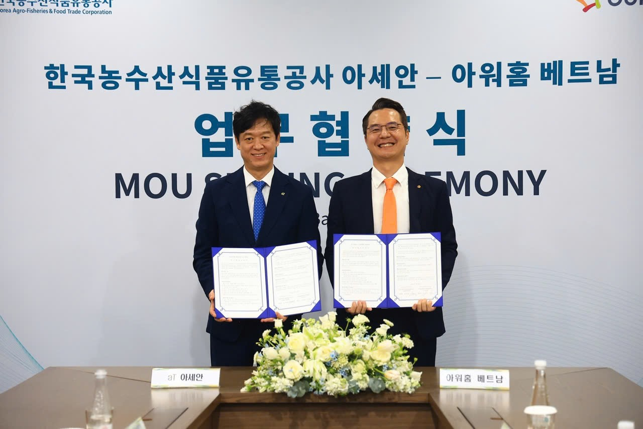Đại diện aT và Ourhome Việt Nam ký kết biên bản ghi nhớ (MOU) về mở rộng hợp tác phát triển K-Food tại thị trường Việt Nam.