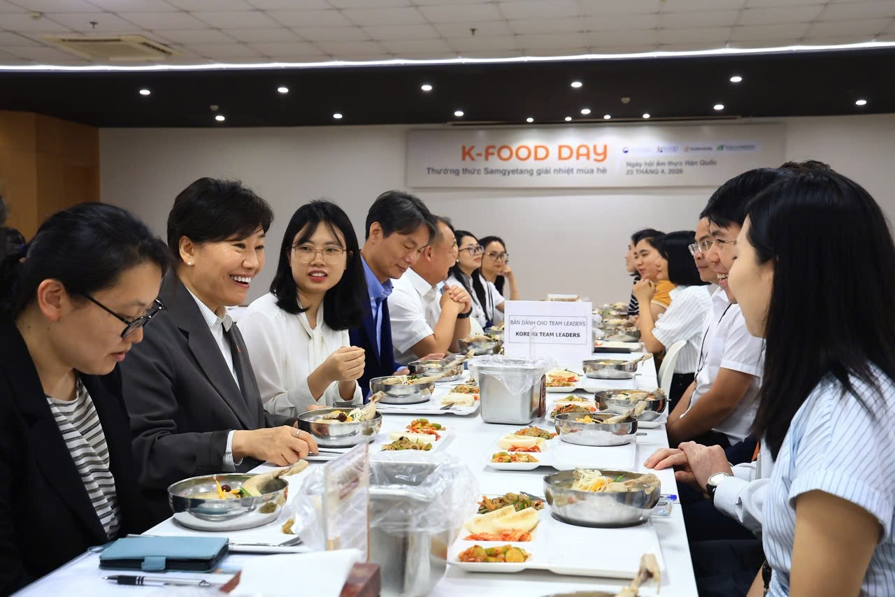 Không khí sôi nổi tại ngày hội ẩm thực với sự tham dự của bà Song Mi-ryung, Bộ trưởng Bộ Nông Lâm nghiệp, Thực phẩm và Chăn nuôi Hàn Quốc.