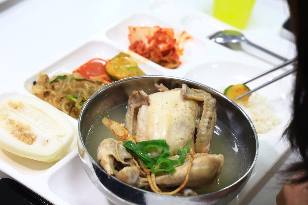 Samgyetang (gà hầm sâm) được nhiều công nhân quan tâm và đón nhận tại sự kiện