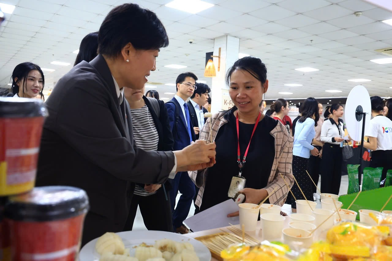 Khu vực gian hàng K-Food chào đón lượng lớn công nhân đến tham quan, trải nghiệm.