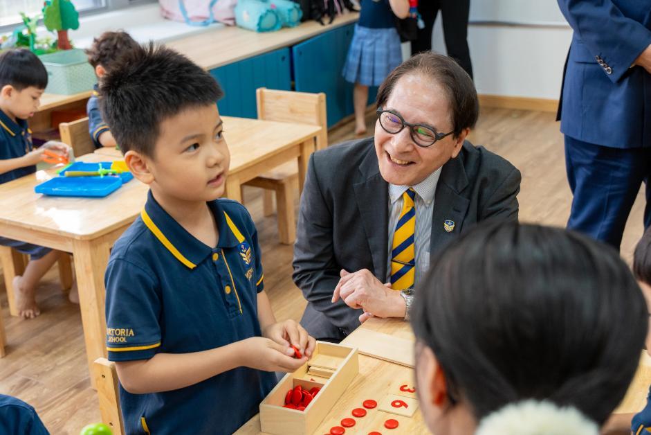 Ông Sho Aoki Chủ tịch Hiệp hội Giao lưu Thanh thiếu niên Okayama - Việt Nam đến thăm học sinh Victoria Preschool thuộc Hệ thống Giáo dục Victoria School