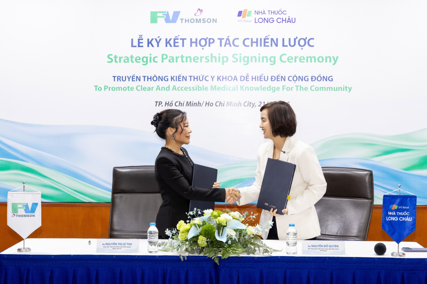 Đại diện của Bệnh viện FV và chuỗi nhà thuốc Long Châu ký kết hợp tác chiến lược