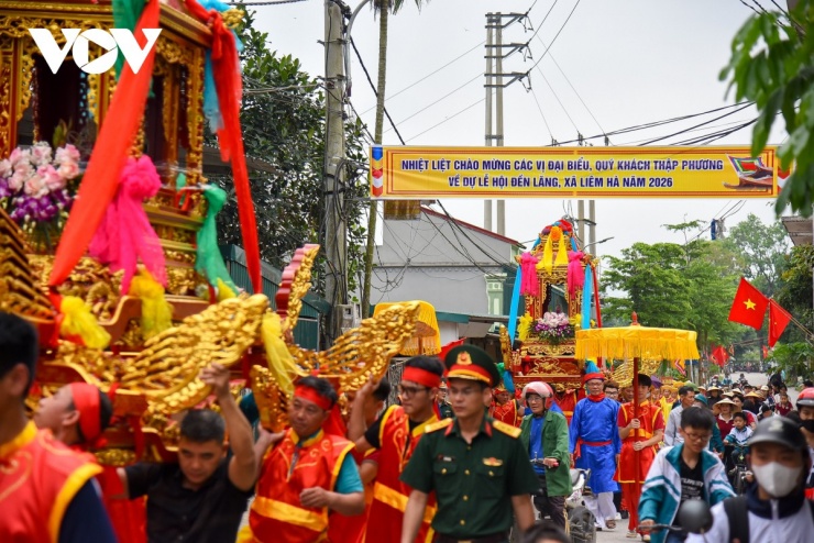 Không khí rộn ràng lan tỏa khi đoàn rước đi qua, được người dân và du khách thập phương chờ đón.