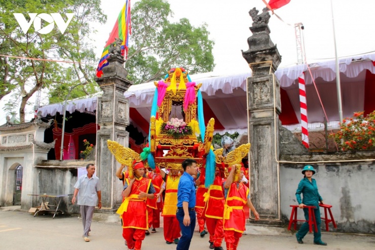 Một trong những nghi lễ quan trọng nhất của Lễ hội đền Lăng là lễ rước kiệu từ đền Lăng đến Mả Dấu.