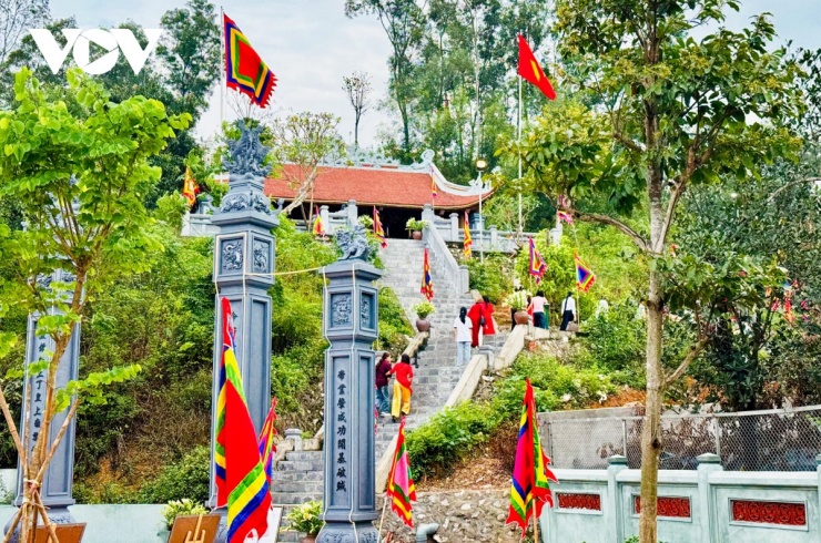 Đền Lăng tại xã Liêm Hà, tỉnh Ninh Bình (khu vực huyện Thanh Liêm, tỉnh Hà Nam cũ) là di tích quan trọng về cuộc đời và sự nghiệp vua Lê Đại Hành, cũng là điểm du lịch nổi bật của địa phương. Đền thờ Tứ vị Hoàng đế và Tam vị Đại vương.