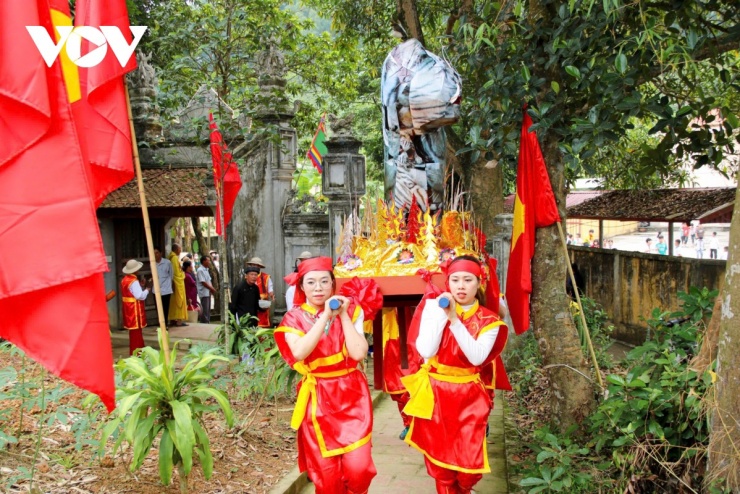 Đoàn rước khiêng mô hình linh vật Hổ tiến vào Mả Dấu. Linh vật này được tôn vinh như biểu trưng của nghĩa tình và sự hy sinh trong dân gian.