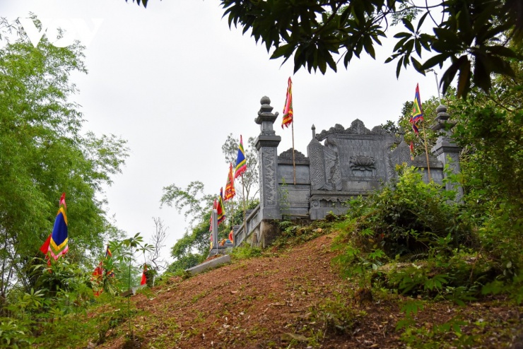 Nằm trên một gò đất cao, Mả Dấu là một địa điểm linh thiêng trong đời sống tín ngưỡng của người dân địa phương.&nbsp;