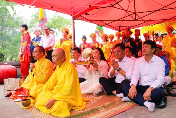 Nghi thức tế lễ tại Mả Dấu được tiến hành trang trọng.