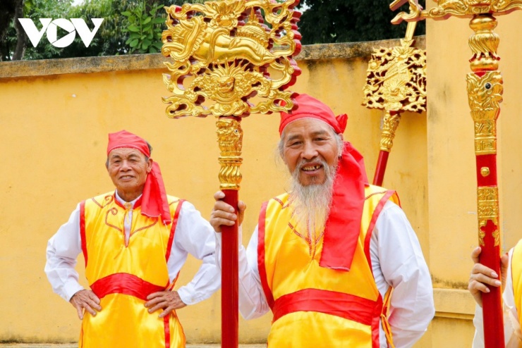 Ông Vũ Thạch (gần 90 tuổi, bên phải) tham gia đoàn cầm bát bộ trong lễ rước 4 năm liên tiếp, chia sẻ: “Dù tuổi đã cao, nhưng năm nào tôi cũng cố gắng góp mặt. Được tham gia đoàn rước, góp phần gìn giữ phong tục của quê hương là niềm tự hào rất lớn của tôi.”