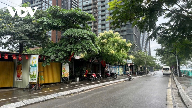 Hoạt động sinh hoạt của người dân vẫn diễn ra.