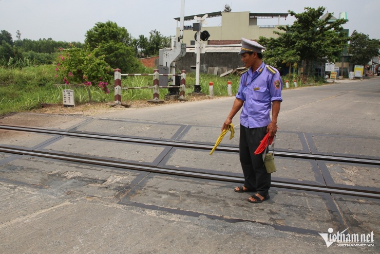 Vị trí người đàn ông say xỉn ngã sau khi tông vào gác chắn.
