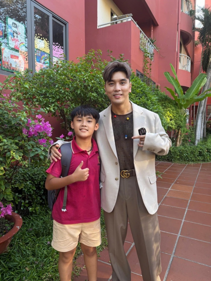 Ảnh sao 25/4: Gia đình Ngô Thanh Vân được nhận xét trông giống nhau - 8