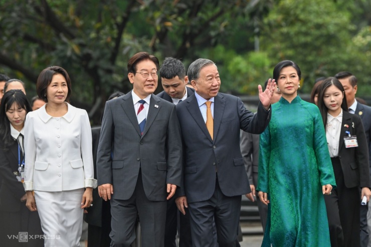 Trang phục của phu nhân Tổng thống Hàn Quốc khi ở Việt Nam - 1