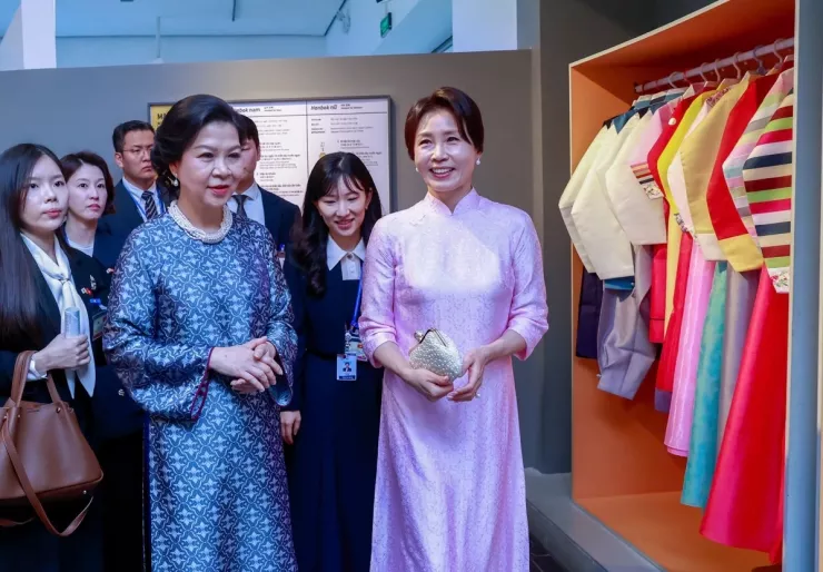 Trang phục của phu nhân Tổng thống Hàn Quốc khi ở Việt Nam - 5