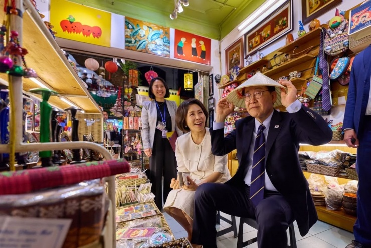 Tổng thống Hàn Quốc đội nón lá, ăn sầu riêng khi dạo Hồ Gươm. Video: Lộc Chung