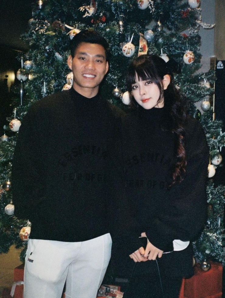 Sở thích nhảy theo nhạc của Văn Thanh và bạn gái.