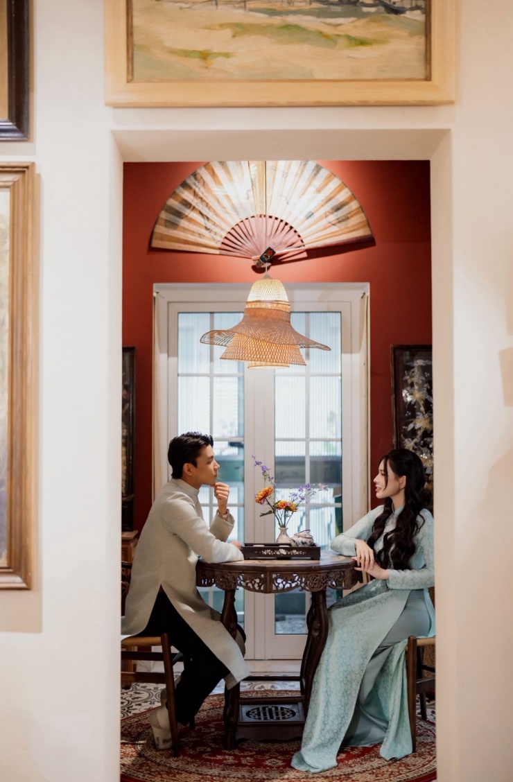 Văn Thanh, Bích Hạnh chọn áo đôi phong cách thể thao khi quay video vui tại nhà.