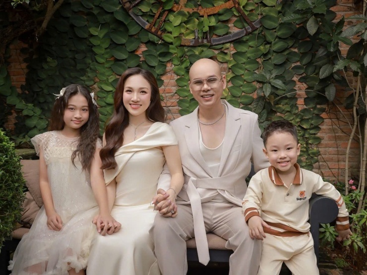 Phan Đinh Tùng chính thức không nhận bất kỳ công việc nào vào ngày Chủ nhật để dành khoảng thời gian để trở về với đức tin, gia đình và chính bản thân mình.