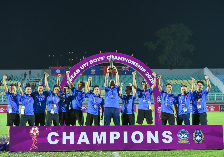 HLV Cristiano Roland nâng cao cúp vô địch U17 Đông Nam Á cùng ban huấn luyện U17 Việt Nam. (Ảnh: VFF)