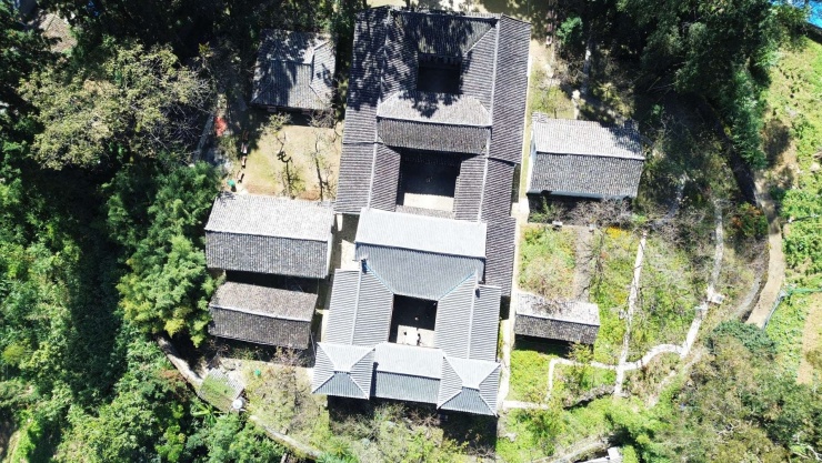 Toàn cảnh Dinh thự họ Vương nằm trên một gò đất&nbsp;ở thung lũng Sà Phìn, xã Sà Phìn, tỉnh Tuyên Quang. Xung quanh là tường đá và hàng cây sa mộc hàng trăm năm tuổi.&nbsp;