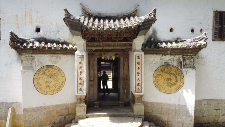 Cổng chính đi vào Dinh thự họ Vương. Ảnh: Thiên Long