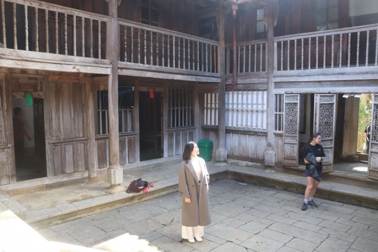 Dinh thự họ Vương giờ đây là một điểm đến không thể bỏ qua trong hành trình khám phá Công viên địa chất toàn cầu Cao nguyên đá Đồng Văn của du khách. Ảnh: Thiên Long.