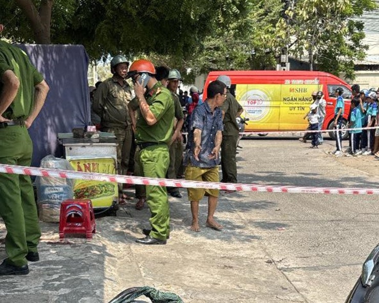 Cơ quan chức năng phong tỏa, khám nghiệm hiện trường vụ việc. Ảnh: C.U