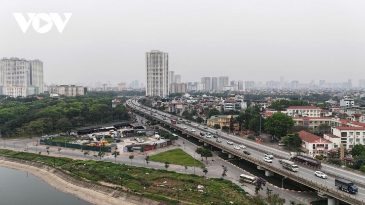 Theo ghi nhận lúc 10h ngày 25/4, trong ngày đầu tiên của kỳ nghỉ lễ Giỗ Tổ Hùng Vương, nhiều tuyến đường tại Hà Nội như Nguyễn Trãi, Trường Chinh, Giải Phóng… khá thông thoáng, không còn cảnh ùn tắc quen thuộc. Hình ảnh tại Vành đai 3 trên cao đoạn Ngọc Hồi – Giải Phóng cho thấy dòng xe di chuyển ổn định, giao thông giữ nhịp lưu thông tốt.