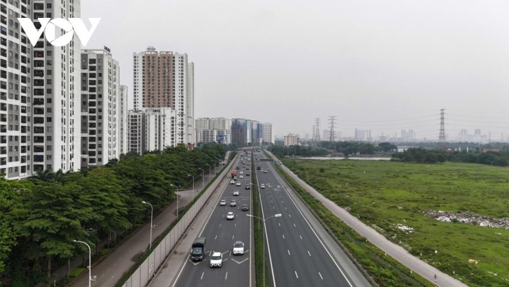 Dòng phương tiện rời Hà Nội vẫn duy trì tốc độ ổn định, giao thông thông suốt trên toàn tuyến. Kỳ nghỉ ngắn ngày khiến nhu cầu về quê, du lịch không tăng đột biến, góp phần giảm áp lực lên hạ tầng, nhất là trong bối cảnh cuối tháng 4 có hai dịp nghỉ gần nhau gồm Giỗ Tổ Hùng Vương (25–27/4) và Ngày Giải phóng miền Nam 30/4 – Ngày Quốc tế Lao động 1/5 (30/4–3/5), xen giữa là hai ngày làm việc 28–29/4.