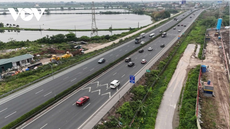 Cũng trong sáng đầu kỳ nghỉ lễ, tuyến cao tốc Pháp Vân - Cầu Giẽ, cửa ngõ phía Nam Thủ đô ghi nhận mật độ phương tiện ở mức vừa phải, các xe di chuyển liên tục, giữ khoảng cách tốt, không xuất hiện tình trạng dồn ứ kéo dài như thường thấy trước mỗi dịp nghỉ lễ.