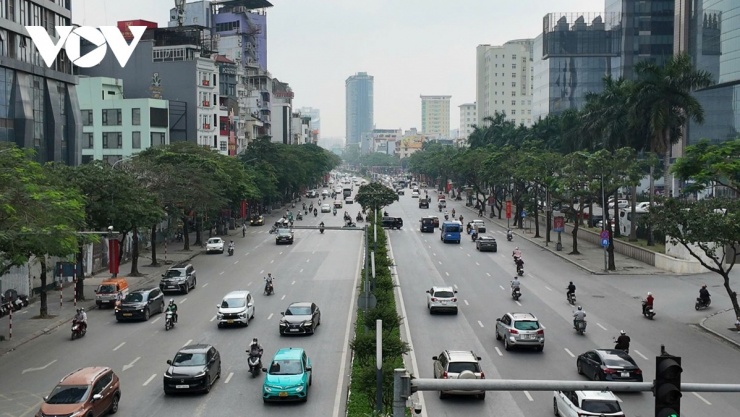 Tại khu vực nội đô Hà Nội, ghi nhận lúc 9h trên tuyến đường Trần Duy Hưng cho thấy giao thông khá “dễ thở”, mật độ phương tiện giảm, dòng xe lưu thông dễ dàng, không còn cảnh chen lấn, leo vỉa hè hay “dậm chân tại chỗ” như thường ngày.