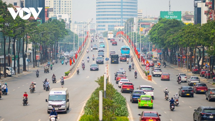 Đây thời điểm này đang trong thời kỳ chuyển mùa, các hiện tượng thời tiết cực đoan như dông, lốc, sét, mưa đá, gió giật mạnh có thể xảy ra, đặc biệt vào chiều tối. Đồng thời, nắng nóng trong những ngày tới có thể gây tác động bất lợi đến sức khỏe người dân, làm gia tăng nguy cơ cháy nổ, cháy rừng và ảnh hưởng đến sản xuất, sinh hoạt. Người dân cần theo dõi thường xuyên các bản tin dự báo thời tiết để chủ động phòng tránh, đảm bảo an toàn cho các hoạt động sản xuất, sinh hoạt và du lịch trong dịp nghỉ lễ.