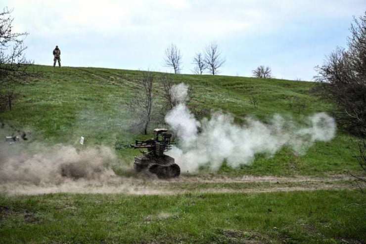 Một binh sĩ Ukraine quan sát các hoạt động thử nghiệm robot mặt đất tại một trường huấn luyện vào ngày 10/4. Ảnh Dmytro Smolienko/Ukrinform/NurPhoto/Getty