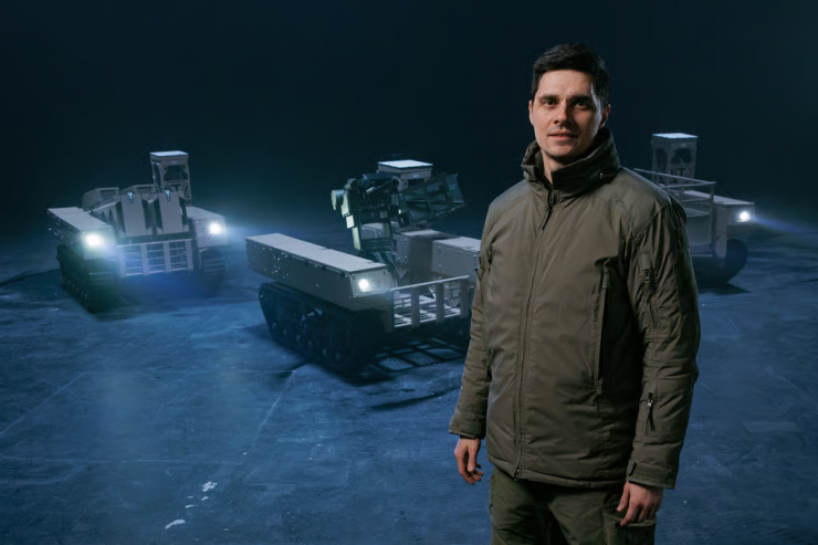 Ông Maksym Vasylchenko - Giám đốc điều hành và đồng sáng lập Tencore đứng trước các mẫu robot mặt đất. Ảnh: Tencore