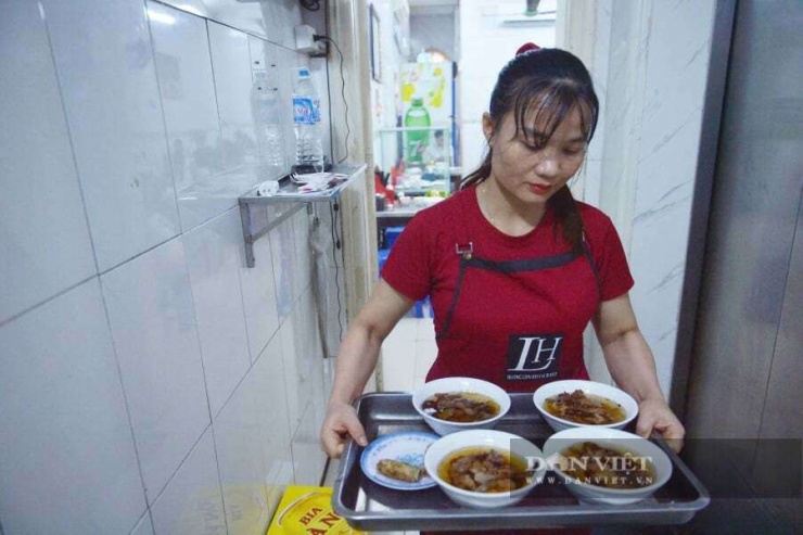 Từ một không gian khiêm tốn, nay quán đã mở rộng lên 3 tầng. Bộ máy nhân sự cũng tăng gấp đôi, từ 5-7 người ban đầu lên khoảng 15 nhân viên để phục vụ kịp thời.&nbsp;Ảnh: Gia Khiêm