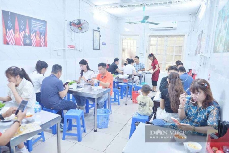 Lượng khách luôn đông đúc đến quán bún chả ăn trưa ngày 25/4.&nbsp;Ảnh: Gia Khiêm