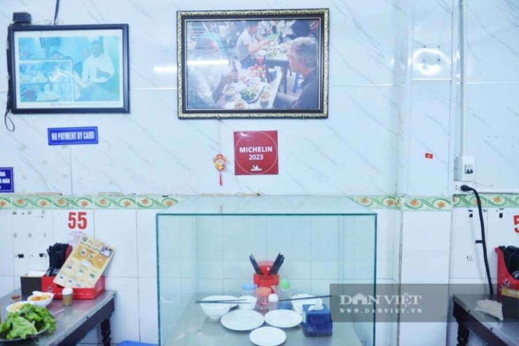 Chiếc bàn ông Obama ngồi ăn bún chả được bày nguyên vẹn và đóng khung lồng kính.&nbsp;Ảnh: Gia Khiêm