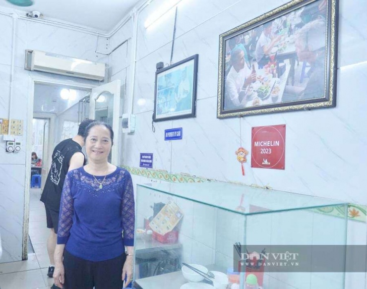 Bà Liên cho biết, việc kinh doanh của quán bún chả tốt lên rất nhiều sau sự kiện đón cựu Tổng thống Mỹ.&nbsp;Ảnh: Gia Khiêm
