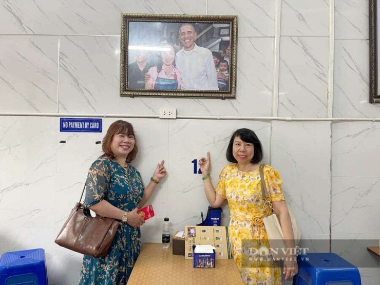 Nhiều khách đến ăn check-in cùng bức ảnh cựu Tổng thống Mỹ. Ảnh: Gia Khiêm
