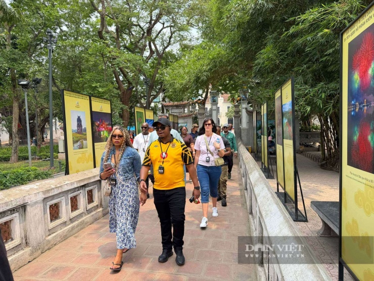 Dọc con đường đi vào tham quan đền Ngọc Sơn là những tấm ảnh kể về đêm Ngọc Sơn huyền bí được Ban quản lý Di tích Danh thắng Hà Nội trưng bày trong dịp nghỉ lễ Giỗ tổ Hùng Vương, nghỉ lễ 30/4-1/5.&nbsp;(Ảnh: Chụp ngày 24/4/2026. Huy Hoàng)